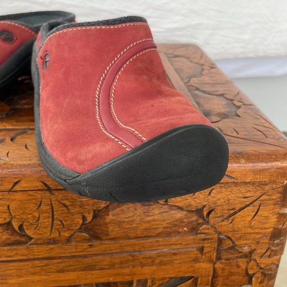 KEEN SOFT RED SUEDE SLIDE - Picture 3 of 4